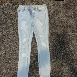 Light wash SO junior jeans. Style: vintage vibe high rise ankle skinny